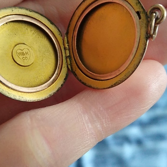 2 lockets 2 sets earrings 1 ring - Picture 3 of 12